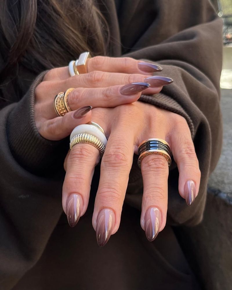 ongles dégradé d'automne du nude aux pointes marron, avec chrome nacré