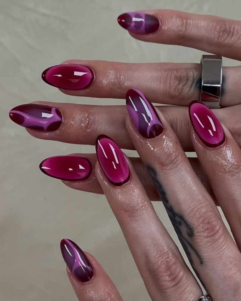 design d’ongles rose et bordeaux avec aura et contours