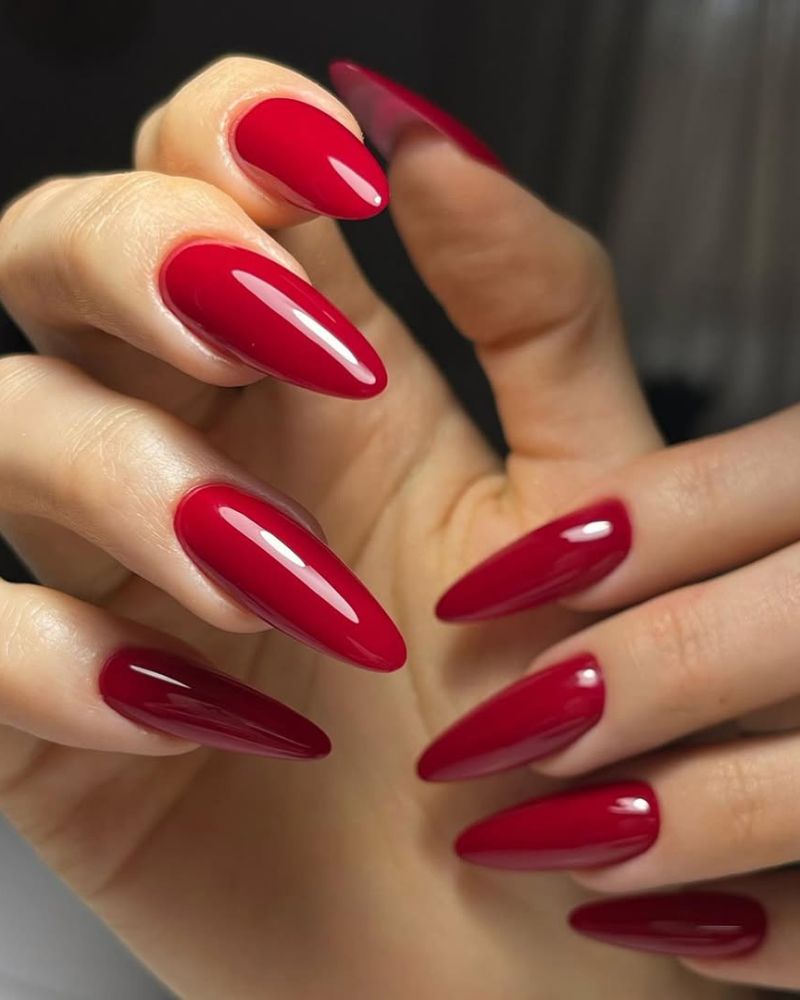 manucure rouge longue, ongles amande
