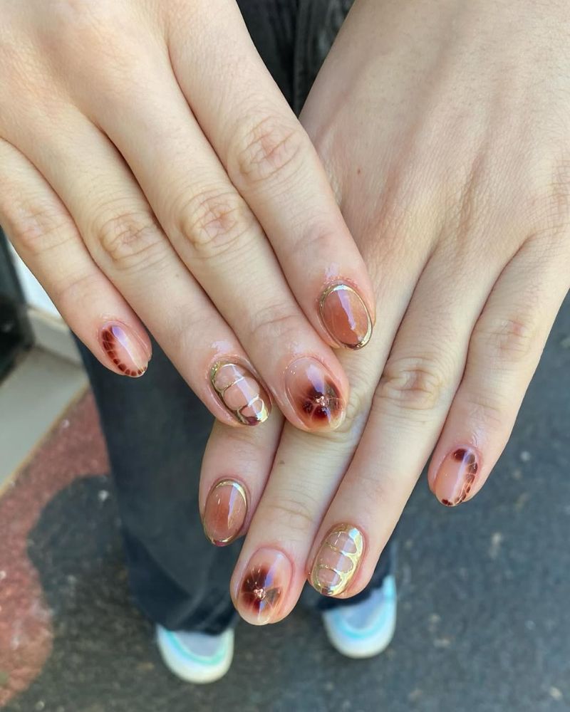 jolis ongles courts d’automne en marron et or
