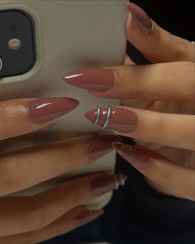 ongles marron pour manucure stiletto d’automne