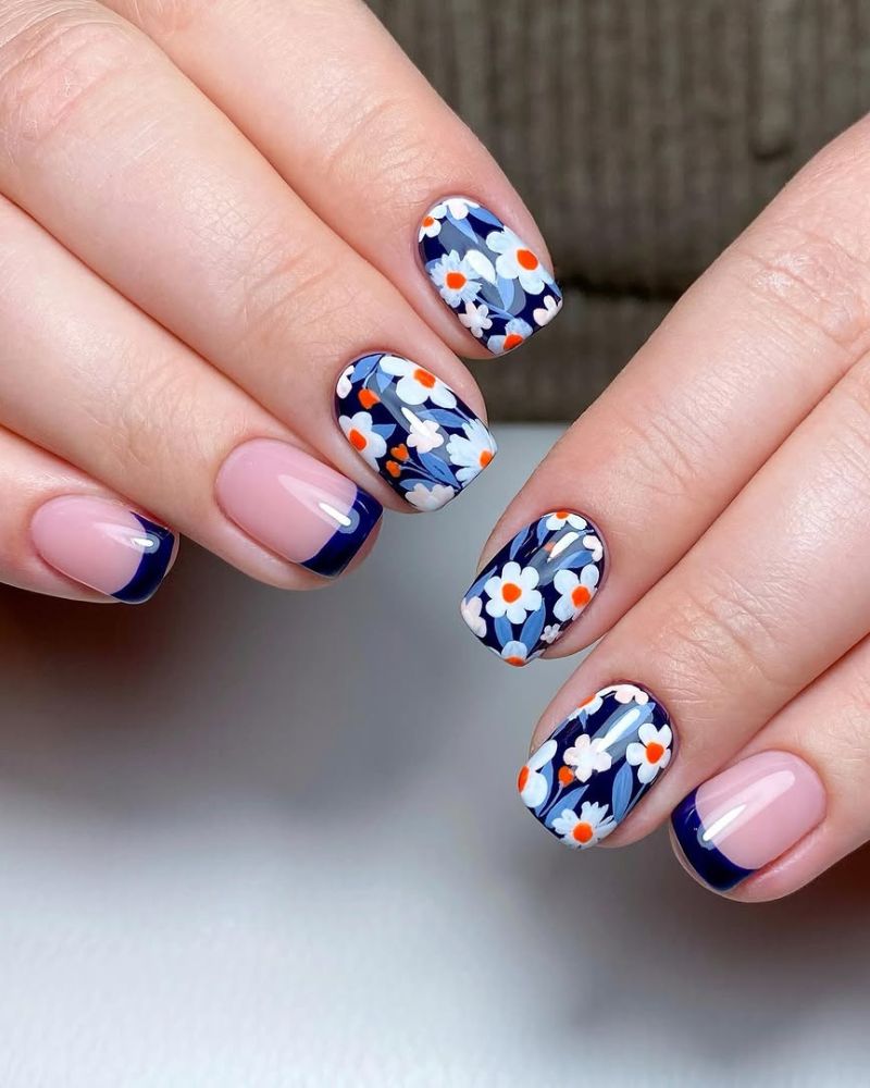 ongles bleu marine, nail art floral