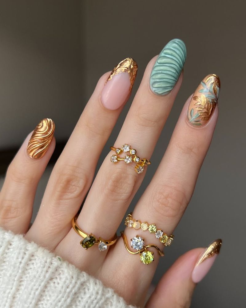 design d’ongles bleu et or sur forme arrondie