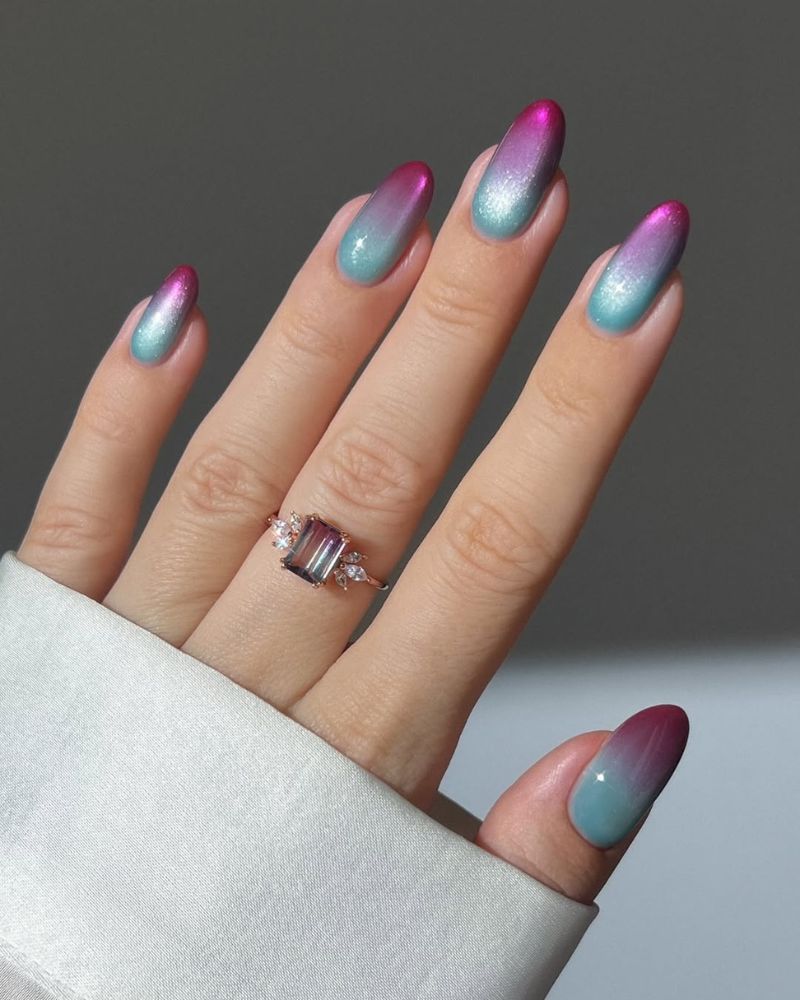 ongles velours ombre de bleu cat eye à violet