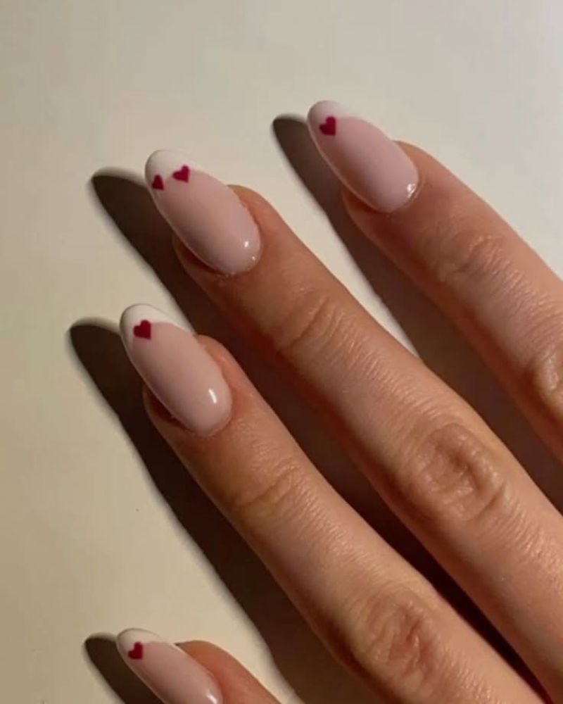 pointes françaises blanches, art d’ongle minimaliste cœur