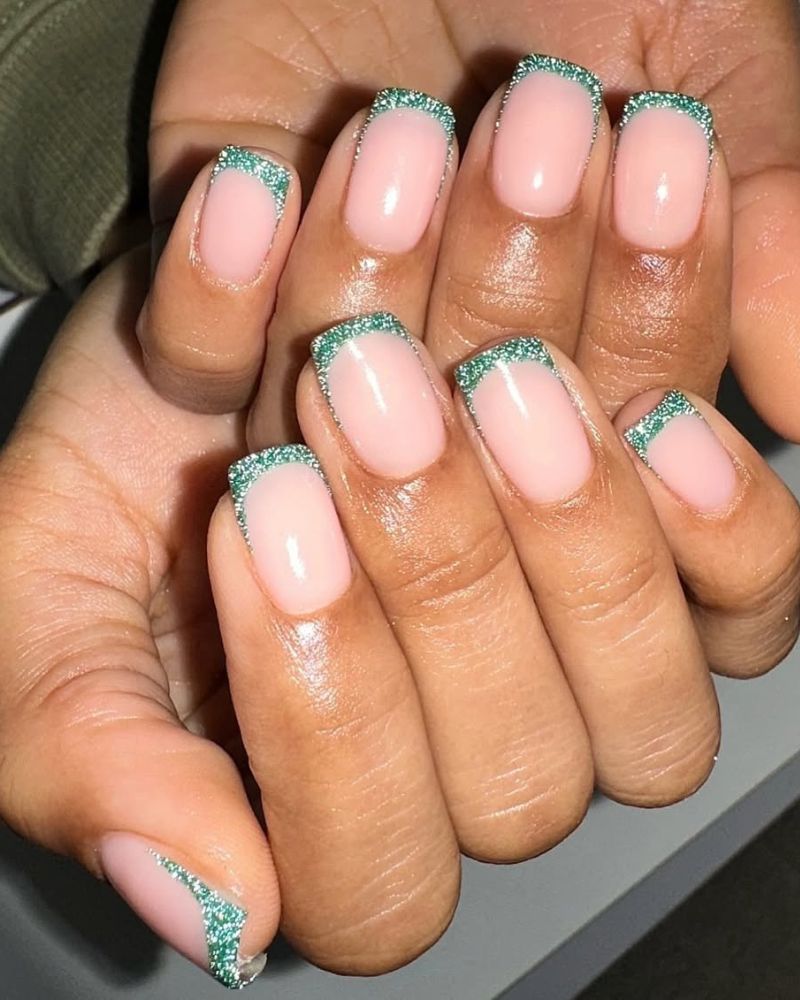 embouts verts scintillants, french nails, ongles classe