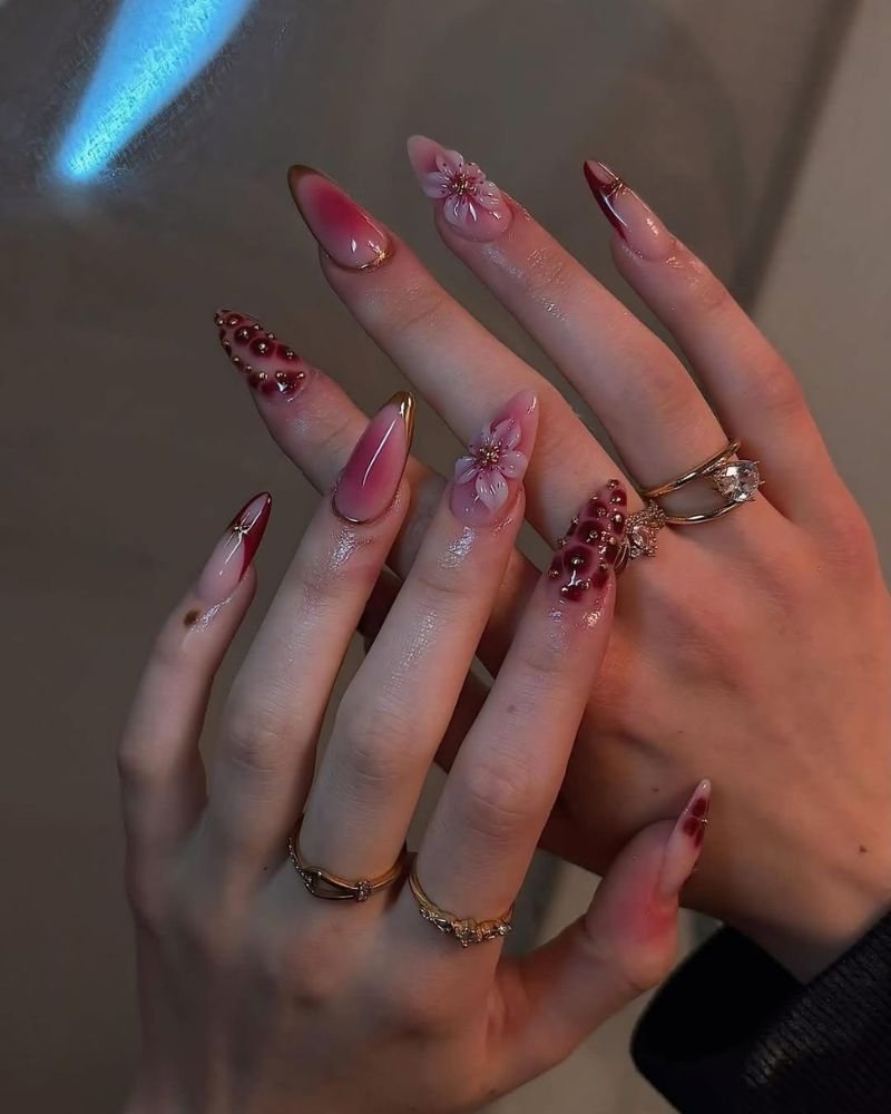 ongles avec aura marron et fleurs 3D