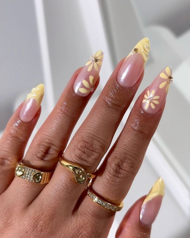 ongles stiletto de printemps, ongles jaunes, nail art floral