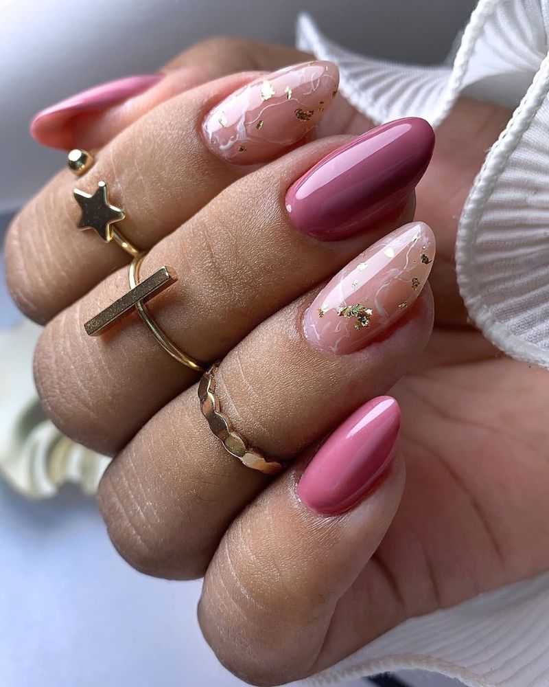 designs ongles rose clair, nail art marbre