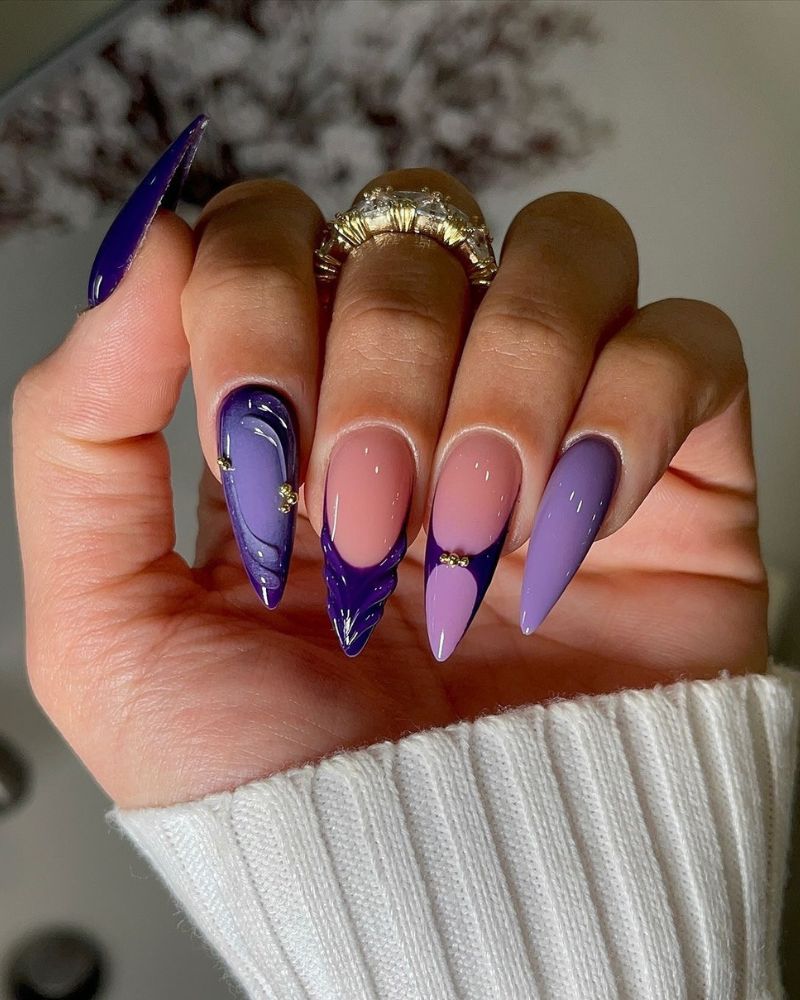 ongles stiletto, idée d’ongles violets, ongles violet foncé