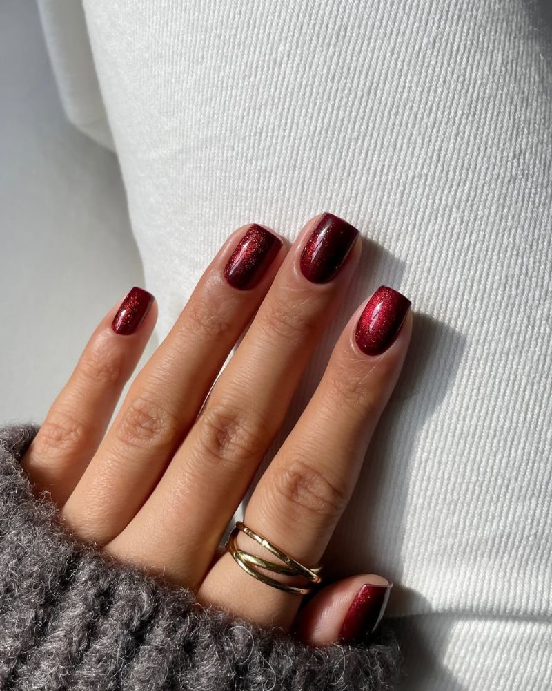 ongles rouges courts pour une manucure festive élégante