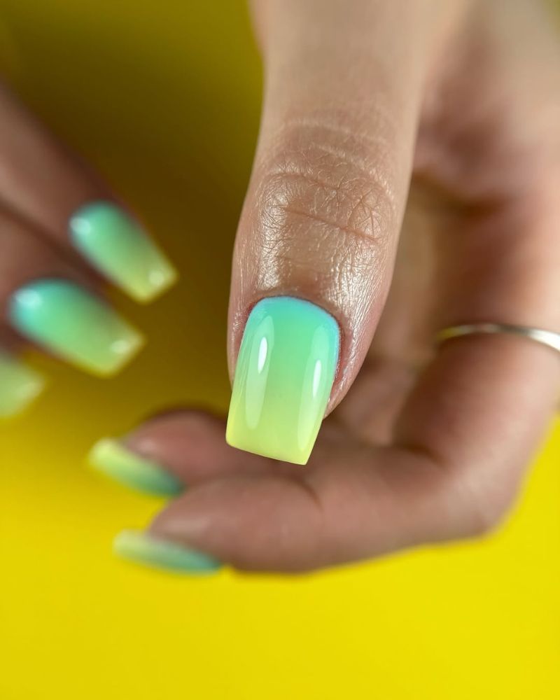 ongles d'été en dégradé, art d'ongle simple d'été