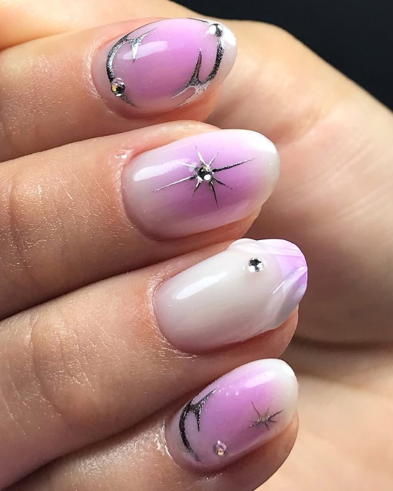 ongles aura violette, nail art argenté