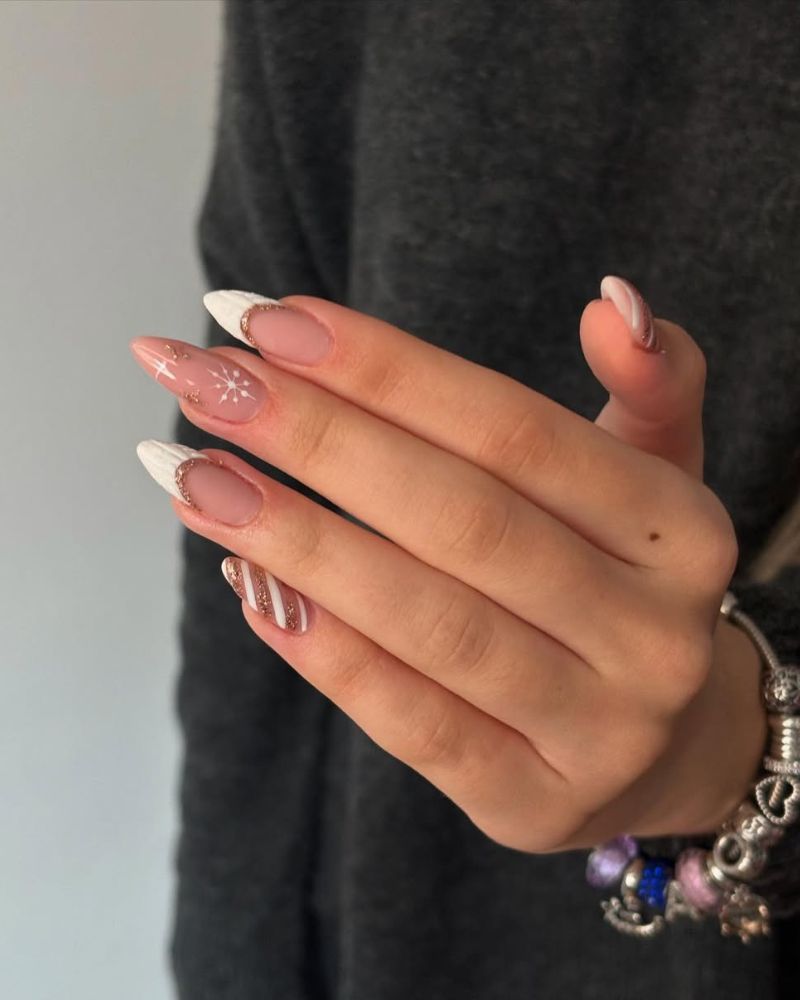 ongles stiletto longs avec nail art blanc et or pailleté pour l’hiver