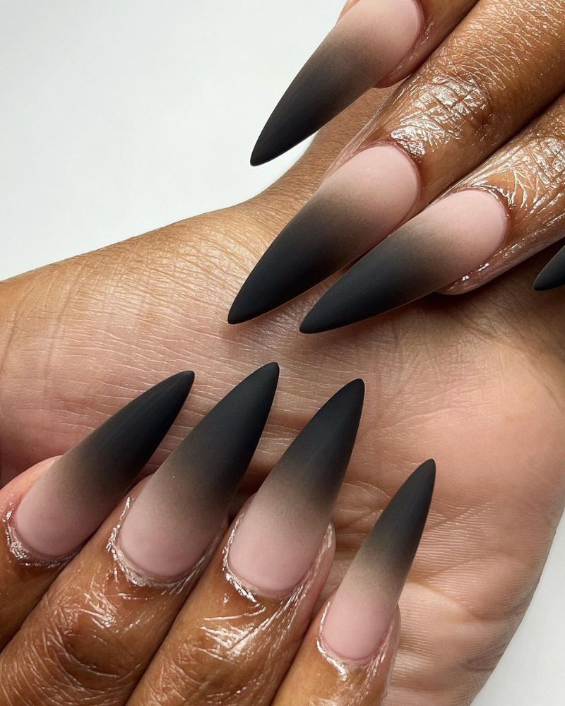 ongles noirs manucure matte stiletto