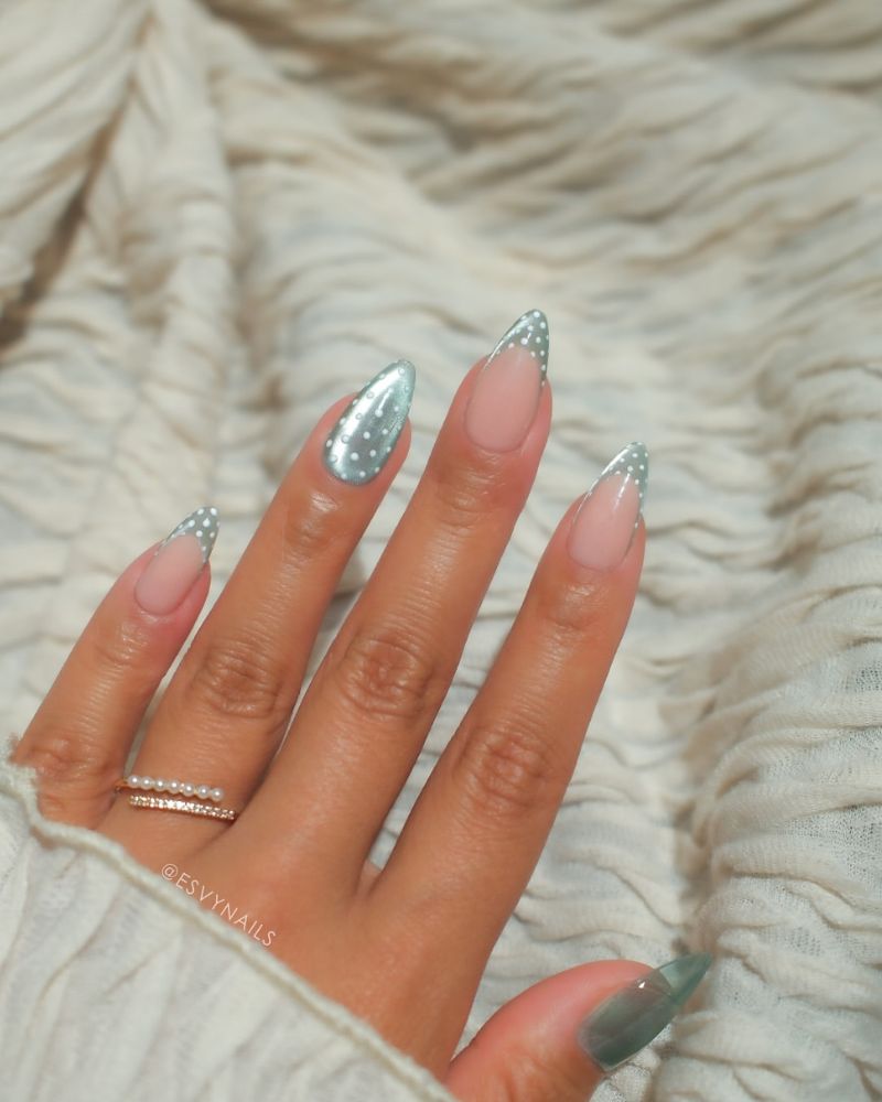 ongles velours verre bleu-vert en manucure stiletto