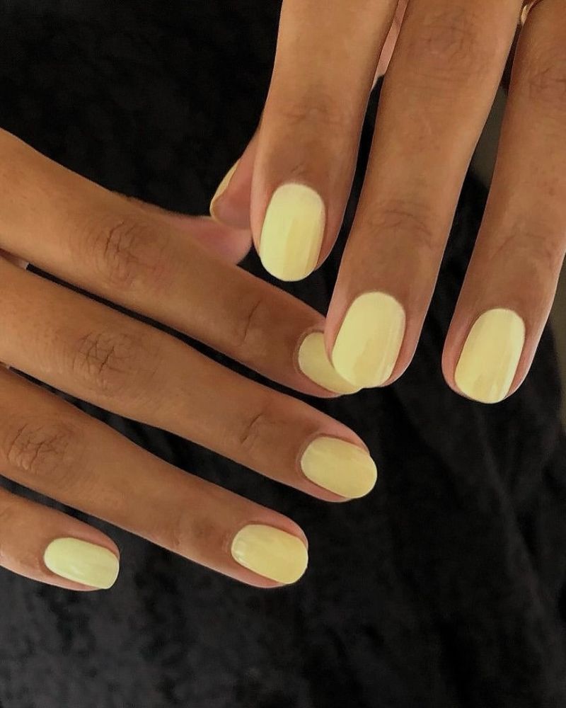 ongles jaune butter, ongles courts, ongles d’été, ongles de printemps