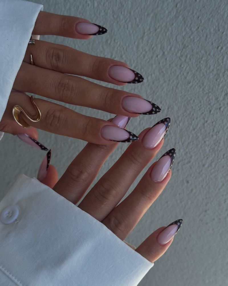 ongles longs stilettos avec nail art automnal, bouts marron et pois