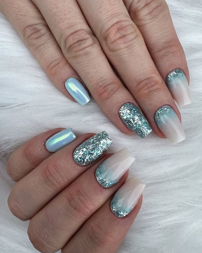 ongles bleus pailletés été