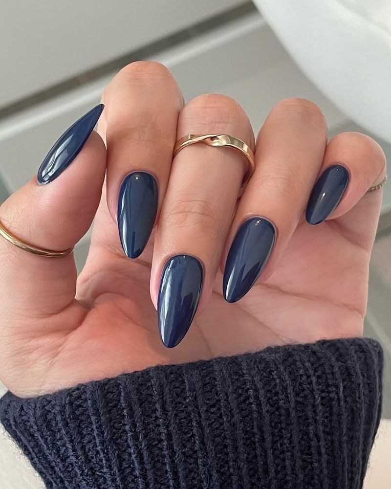 ongles bleus simples, ongles chrome