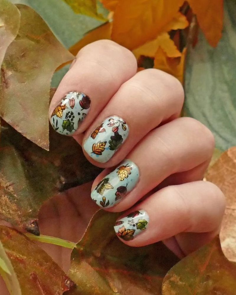 petits ongles d’automne avec feuilles