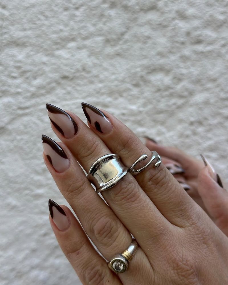 ongles courts stiletto avec base nude et nail art marron