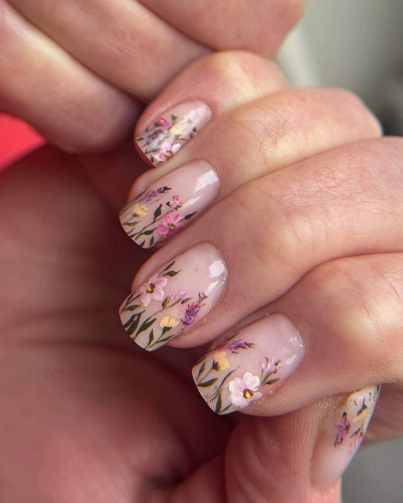 design de nail art floral, base nude, manucure propre