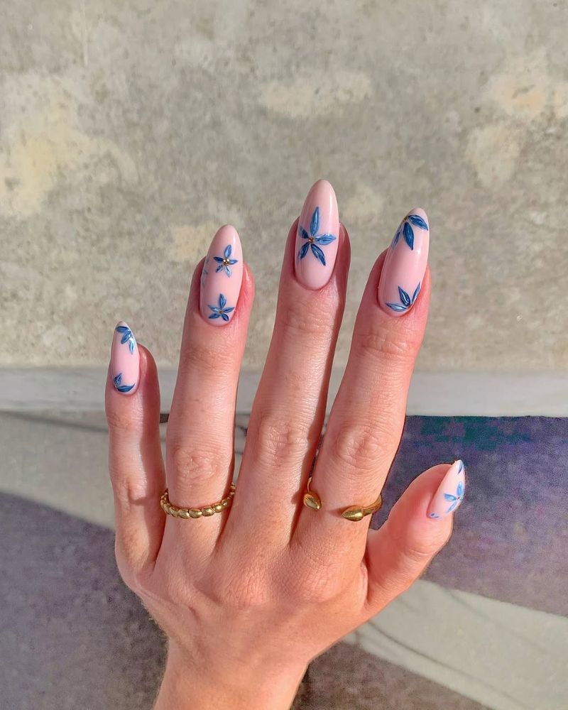fleurs bleues, art floral sur ongles, ongles stilettos