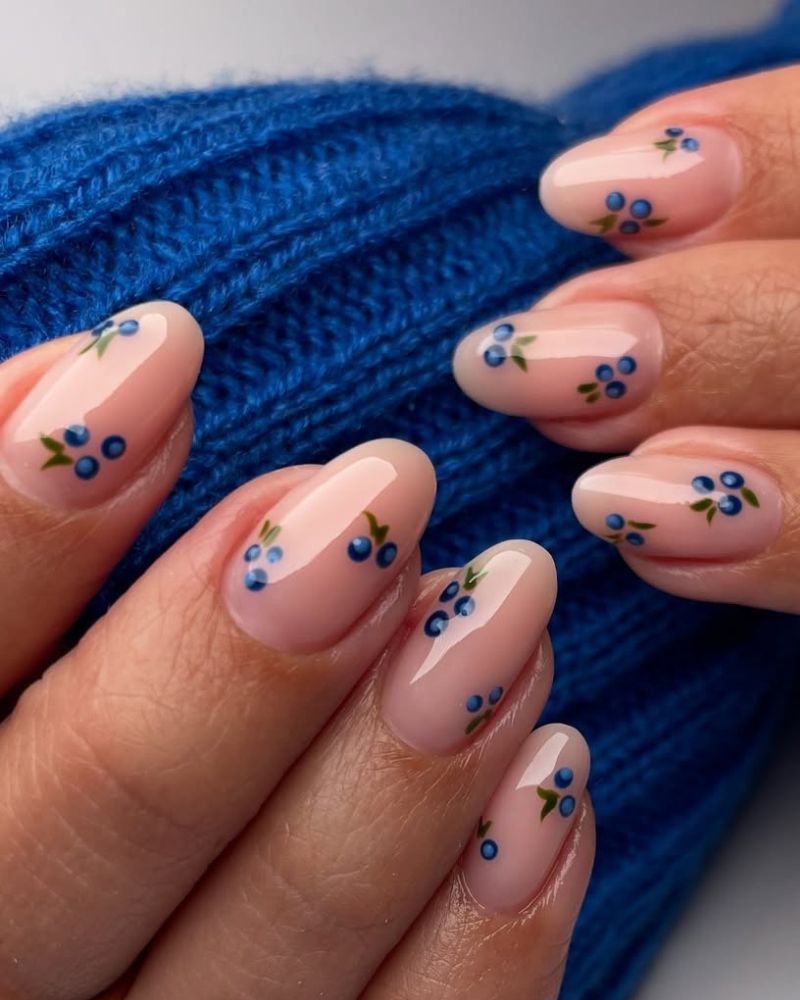 nail art myrtille, ongles nude, ongles printaniers mignons