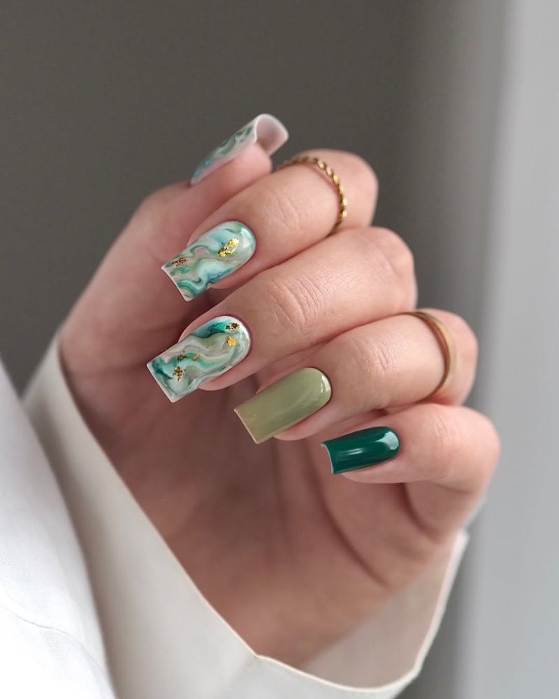 nail art marbre avec vert olive et vert émeraude