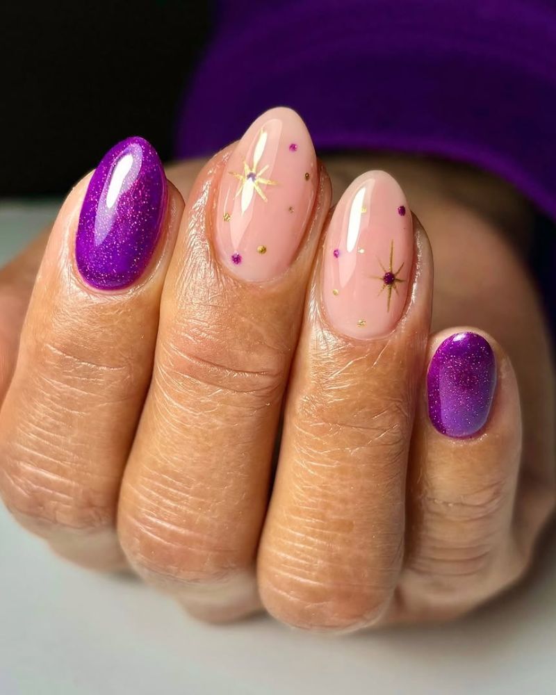 ongles violets scintillants, idée d’ongles violets, ongles courts