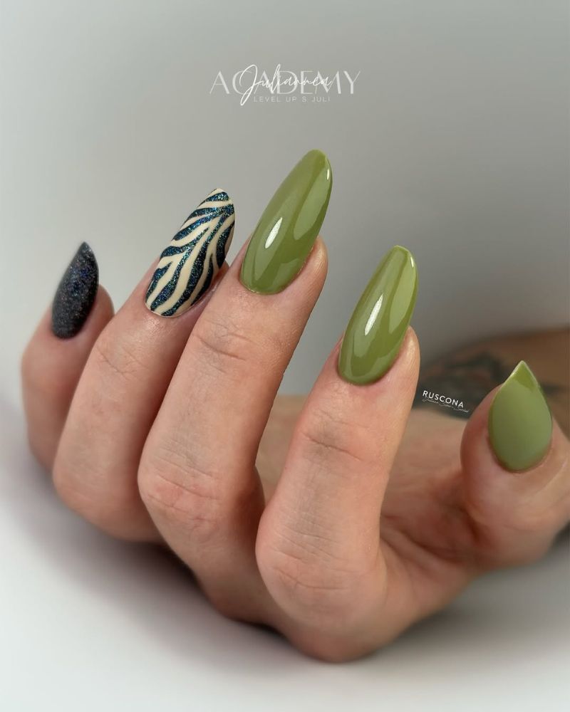 ongles verts sauge, nail art imprimé animal