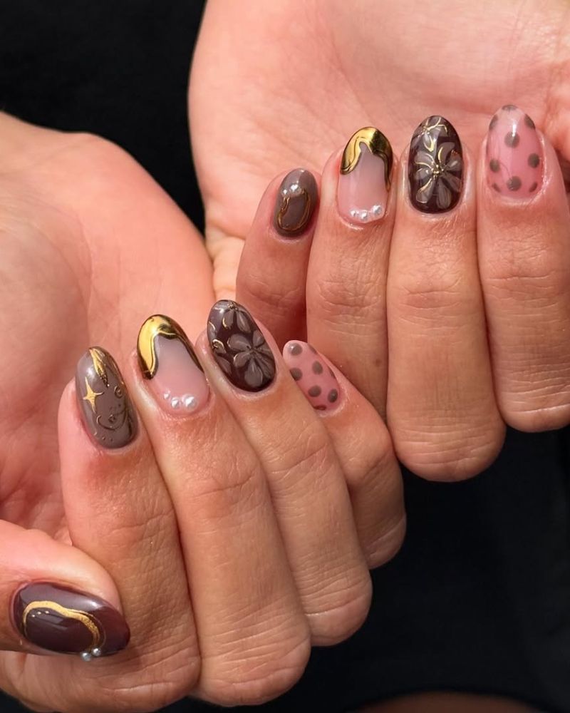 court design d’ongles marron d’automne avec accents dorés