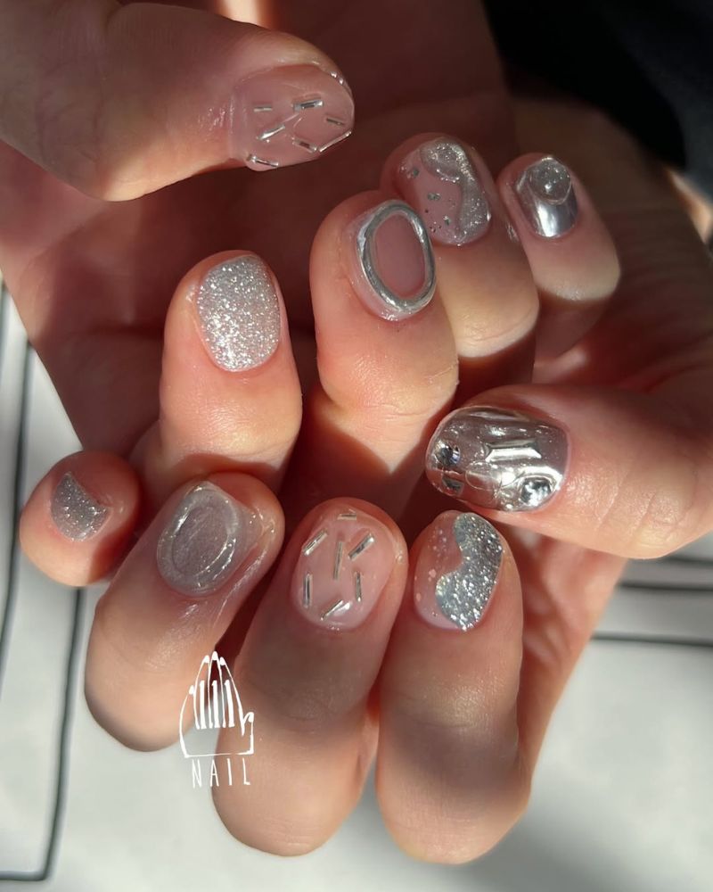 ongles courts avec nail art argenté pailleté et 3D