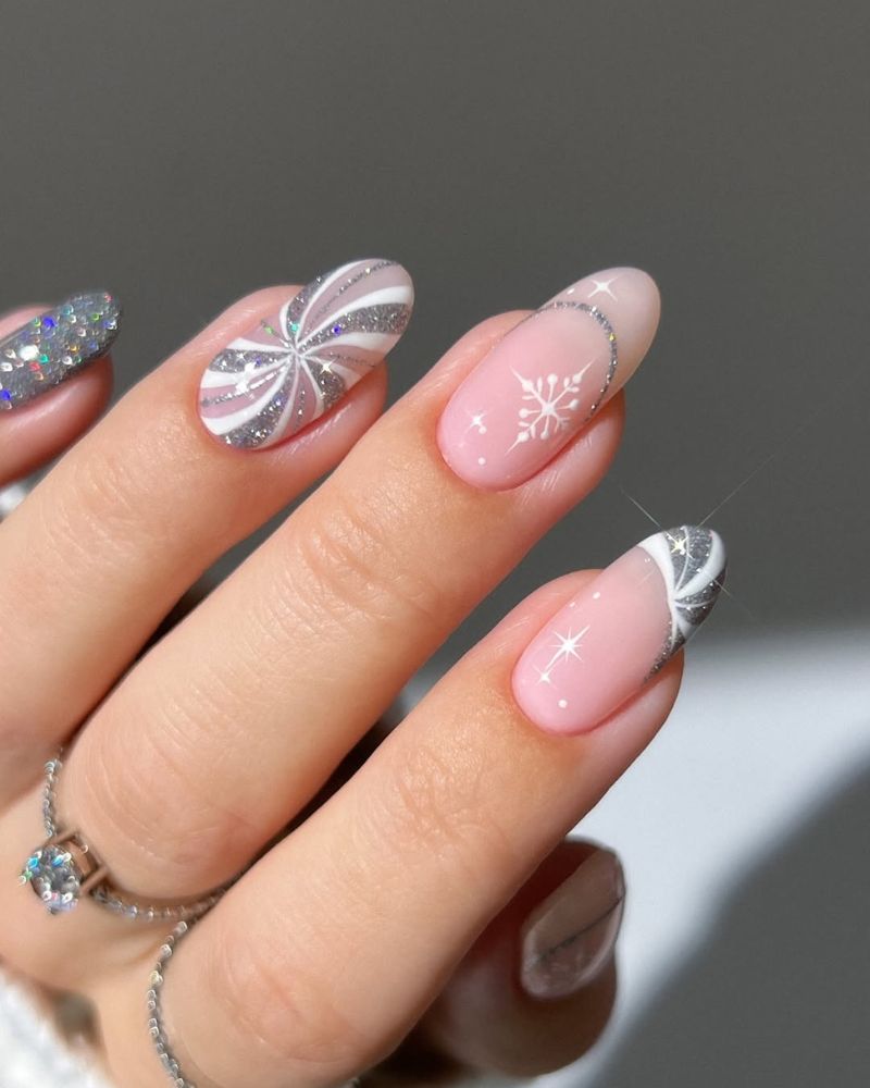 art d’ongle cane de bonbon argentée sur manucure nude épurée