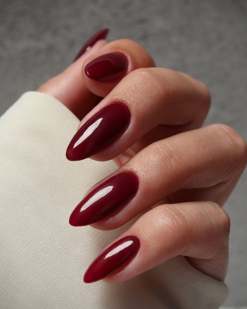 ongles en forme amande, simples et élégants, couleur bordeaux pour l’automne