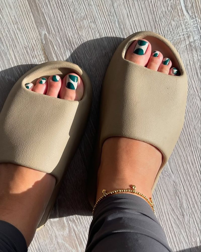 ongles verts, designs simples d’ongles d’orteils