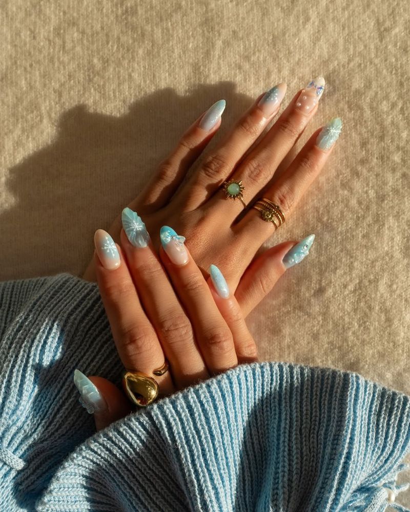 designs ongles hiver bleus avec flocons et éléments 3D