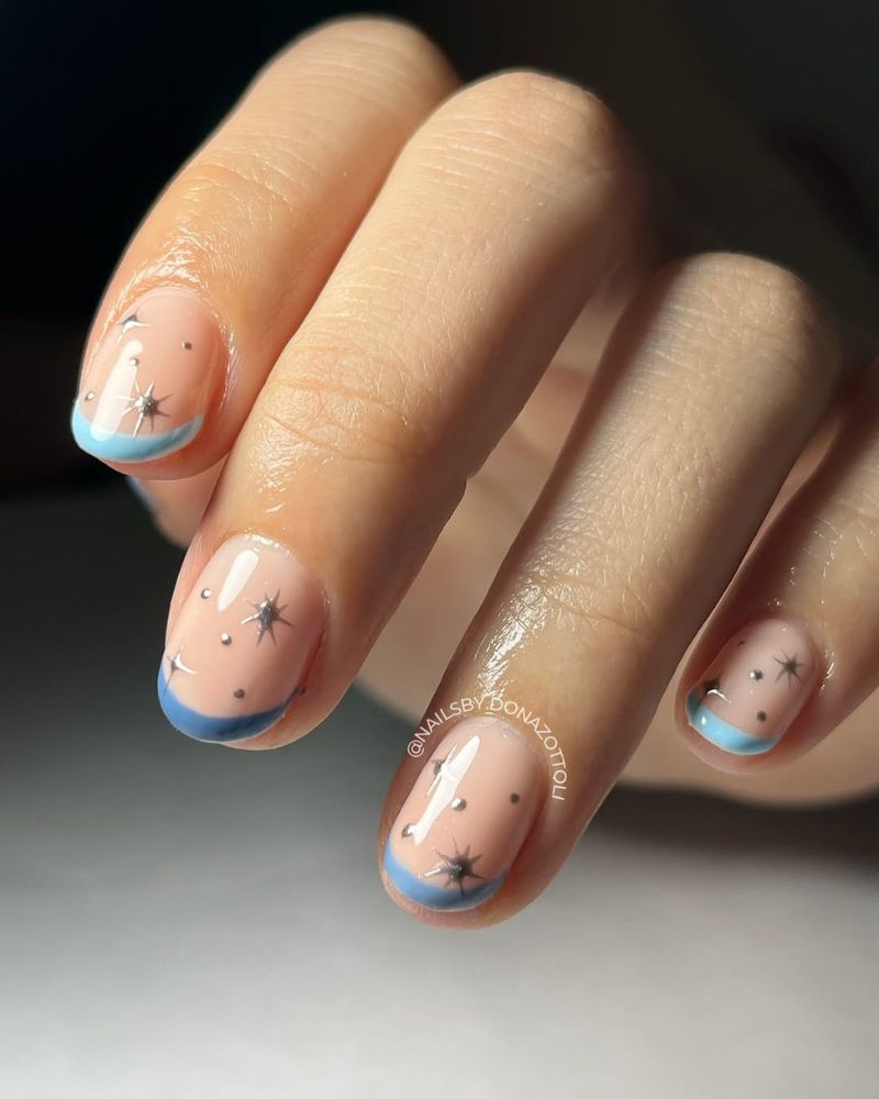 ongles courts bleus, french bleu, nail art étoiles argentées