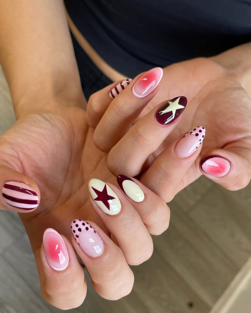 ongles bordeaux avec nuances jaune pastel et rose, pois, étoiles