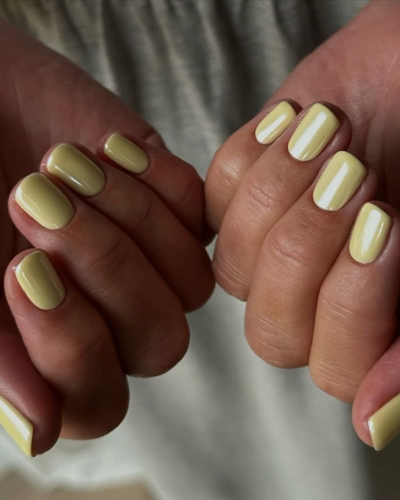 ongles chrome jaunes, ongles courts, jaune pastel