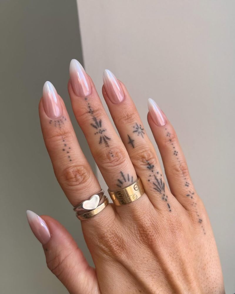 ongles amande longs avec base nude et pointes ombrées blanches, ongles chrome