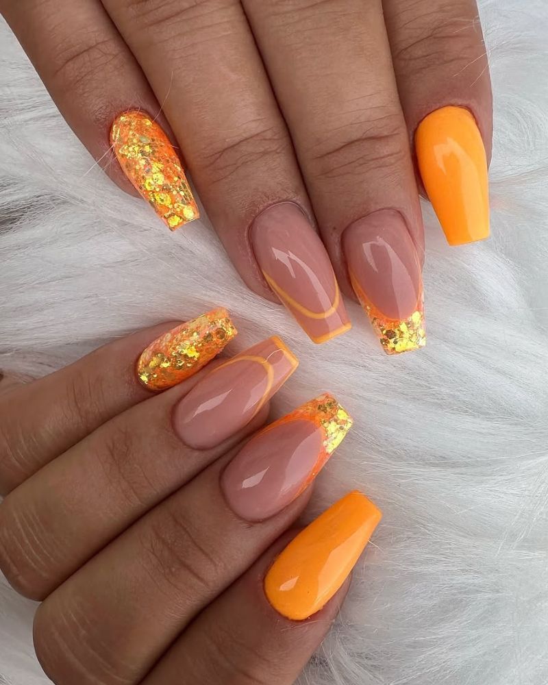 nail art orange, ongles orange pailletés, ongles coffin