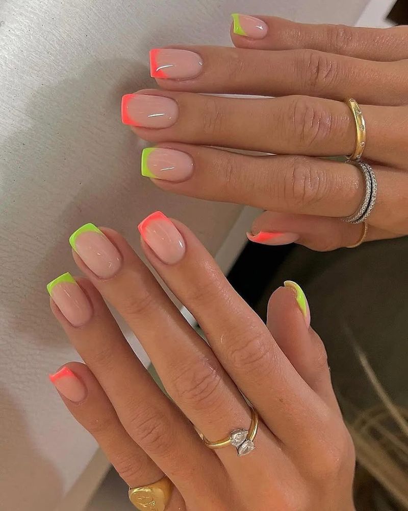 manucure french néon, ongles verts et orange