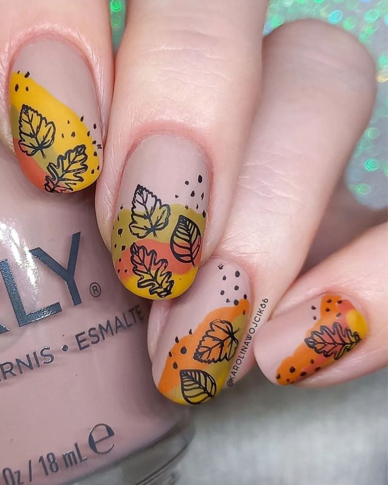 ongles d’automne en couleurs froides saisonnières avec finition mate