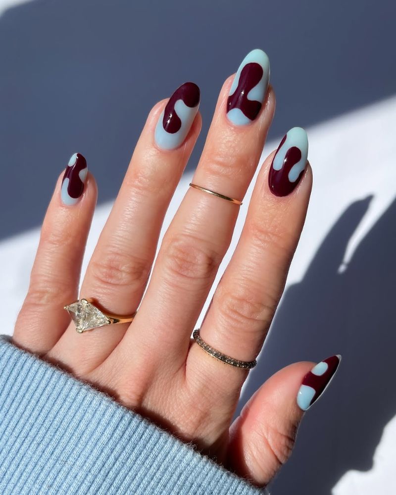 ongles bleu bébé avec formes bordeaux