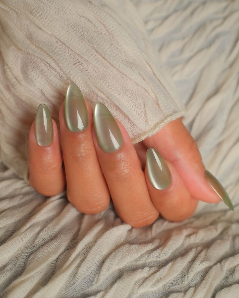 ongles velours vert olive pour l'hiver, chic et intemporel