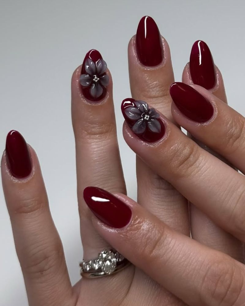 ongles amande rouge foncé avec fleurs 3D grises
