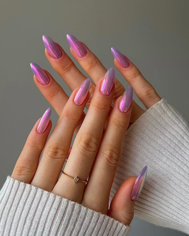 chrome rose, ongles longs en forme stiletto