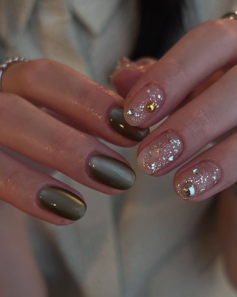 design d’ongles vert velours et argent pailleté pour Noël